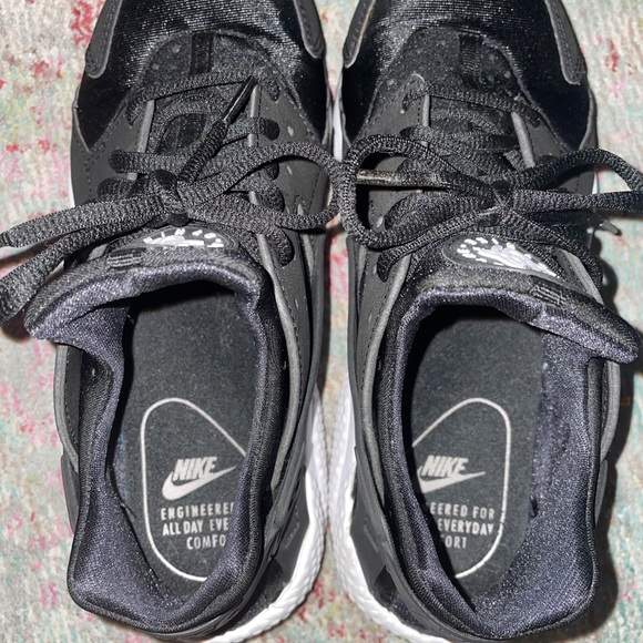WMNS Nike Huaraches - size 9 - Picture 6 of 8